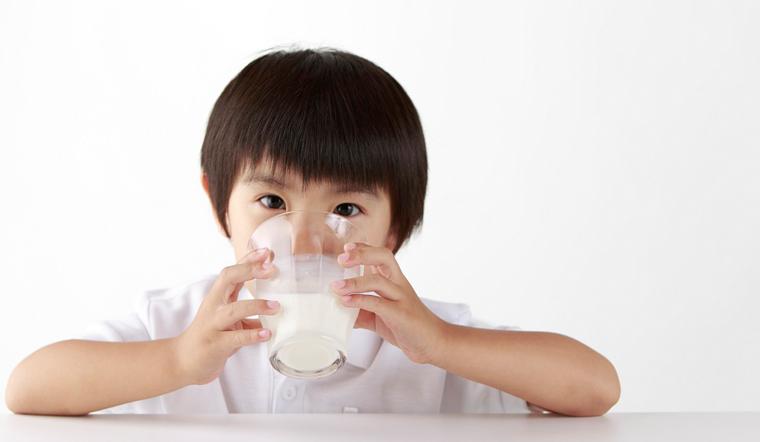 Có nên cho trẻ uống sữa tươi vào buổi tối? Đây là những phân tích từ các chuyên gia dinh dưỡng.