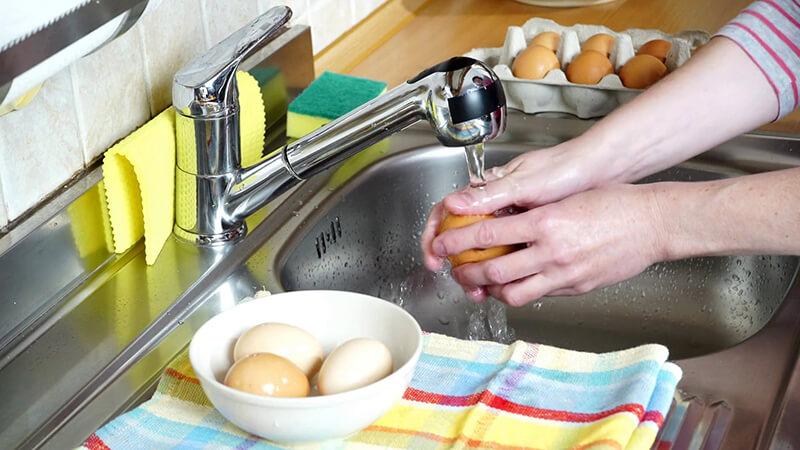 Việc rửa trứng ngay sau khi mua về sẽ khiến chúng dễ dàng hư hỏng hơn, vì lớp bảo vệ tự nhiên trên vỏ trứng sẽ bị mất đi.
