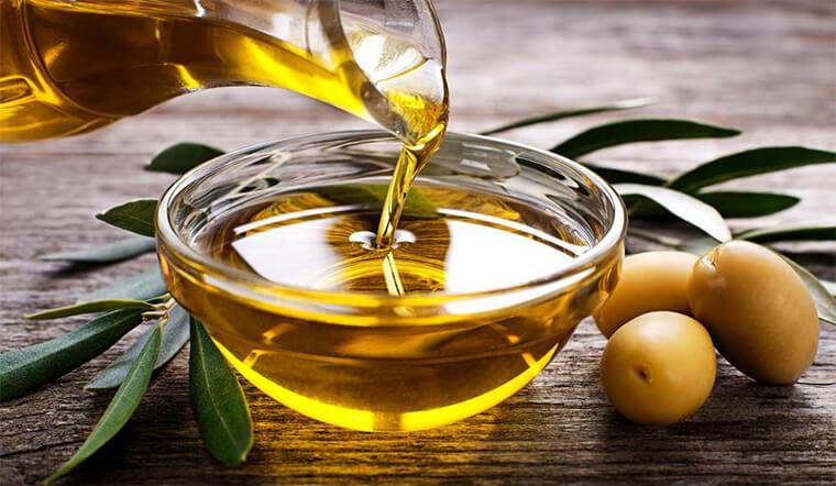Dầu olive không chỉ là nguyên liệu tuyệt vời cho bữa ăn mà còn là người bạn đắc lực trong việc tẩy trang. Mang lại hiệu quả làm sạch sâu, dầu olive giúp bạn loại bỏ lớp trang điểm mà không kém cạnh các sản phẩm cao cấp.