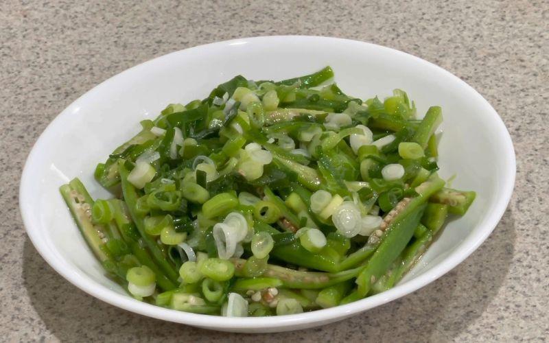 Công thức làm đậu bắp xào mỡ hành thơm ngậy, béo ngậy, mang đến trải nghiệm hương vị đậm đà, khó quên.