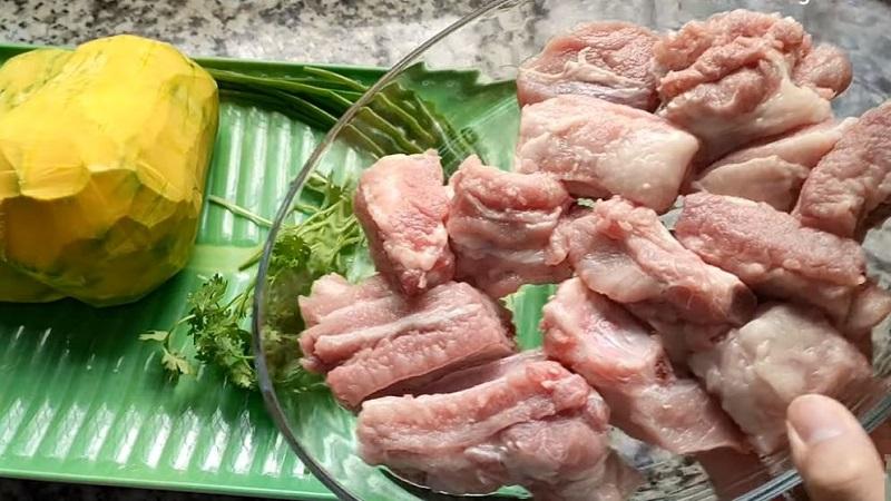 Cách nấu canh sườn non bí đỏ: sườn mềm, nước canh trong, vị ngọt thanh dễ chịu