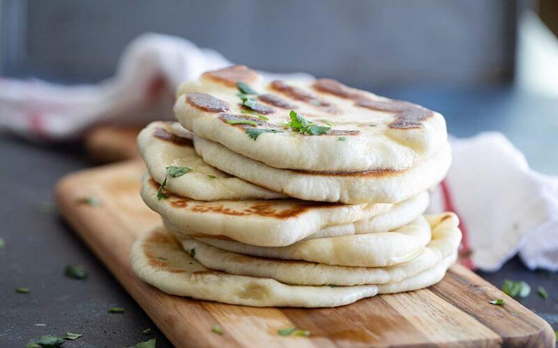 Cách làm bánh mì Naan giòn tan, thơm lừng ngay tại nhà mà không cần dùng đến lò nướng, đảm bảo khiến mọi người thích thú.