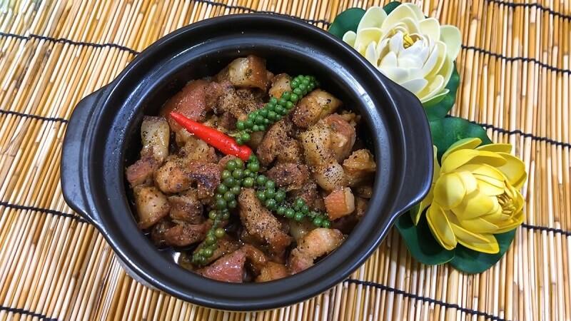 Món thịt ba chỉ kho tiêu xanh đậm đà, thơm ngon, khiến bữa cơm gia đình thêm phần hấp dẫn và dễ dàng hao cơm.