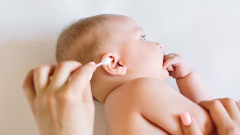 Có nên vệ sinh tai cho trẻ sơ sinh hay không? Những điều cần lưu ý khi chăm sóc tai cho bé