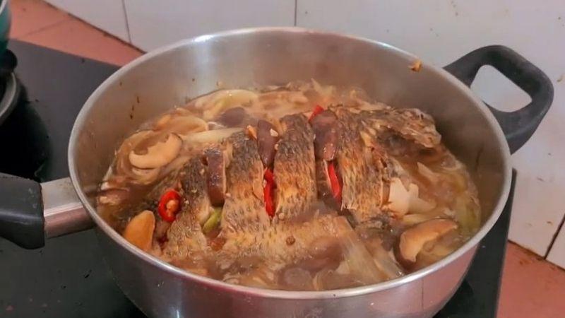 Khám phá cách làm cá rô phi hấp bia: thịt cá ngọt mềm, thơm phức, chắc chắn làm bạn mê mẩn ngay từ lần đầu nếm thử.