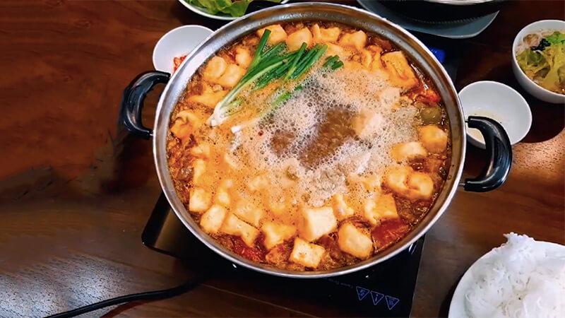 Cách nấu lẩu riêu cua sườn sụn đậm đà, hấp dẫn cho ngày cuối tuần thêm trọn vẹn