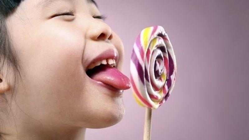 Làm thế nào để cho trẻ ăn kẹo mà không gây hại?