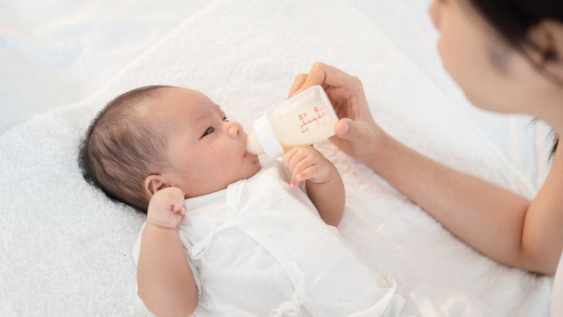 Hướng dẫn mẹ cách cho bé bú bình không bị sặc sữa một cách an toàn