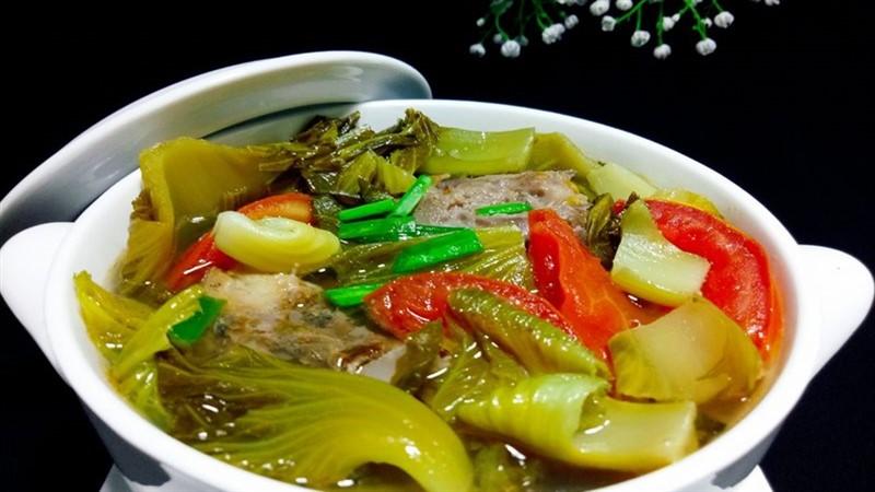 Khám phá cách nấu canh cá ngừ cải chua ấm lòng trong những ngày mưa gió.