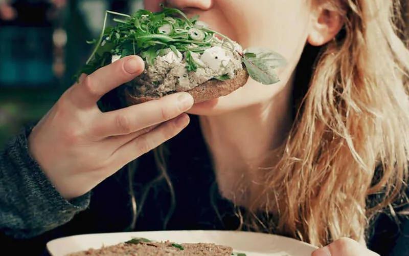 Thèm ăn là gì? Làm sao để vượt qua cơn thèm ăn một cách lành mạnh?