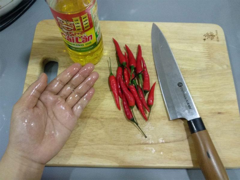 5 mẹo hay của bạn Tuyết giúp bạn cắt ớt dễ dàng mà không lo cay mắt hay rát tay