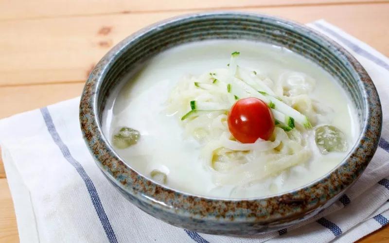 Khám phá cách chế biến mì súp sữa đậu nành lạnh (Kongguksu) đậm đà hương vị Hàn Quốc, chuẩn vị cho những ngày hè oi ả.