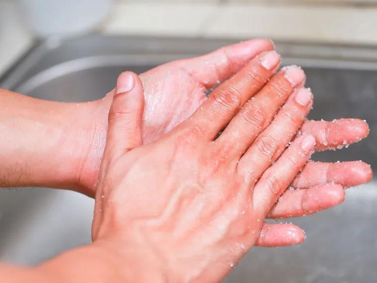 Khử mùi tanh hải sản trên tay bằng các gia vị có sẵn trong bếp