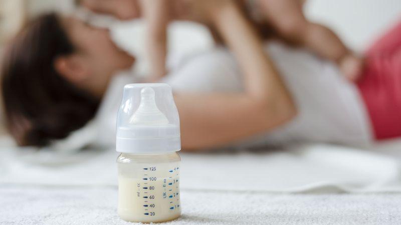 Liệu việc bôi sữa mẹ lên mặt qua đêm có thực sự mang lại hiệu quả không?