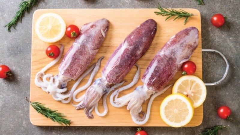 Mẹ sau sinh có nên ăn mực? Bao lâu sau sinh thì được ăn mực trở lại?
