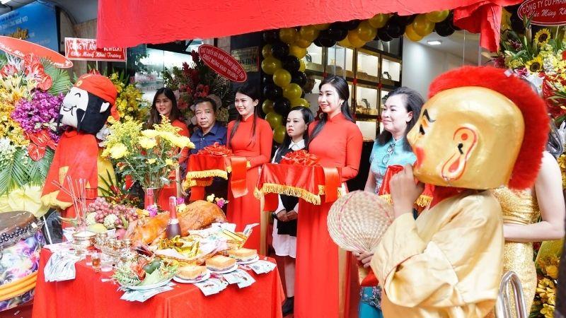 Lễ cúng khai trương, nghi thức khai trương cho cửa hàng và công ty mới mang đến sự khởi đầu thuận lợi cho công việc làm ăn.
