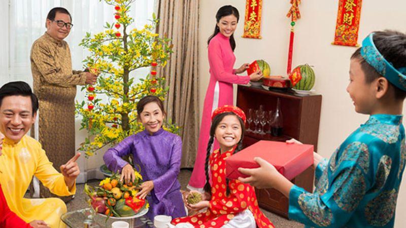 Hơn 50 câu chúc Tết 2025 hay và ý nghĩa dành cho năm Ất Tỵ – những lời chúc mang theo may mắn, an vui và yêu thương.