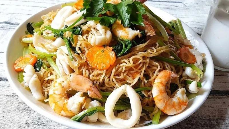 Mì xào hải sản - Món ăn tuyệt vời với hương vị đậm đà, ai nếm thử cũng sẽ không ngớt lời khen.