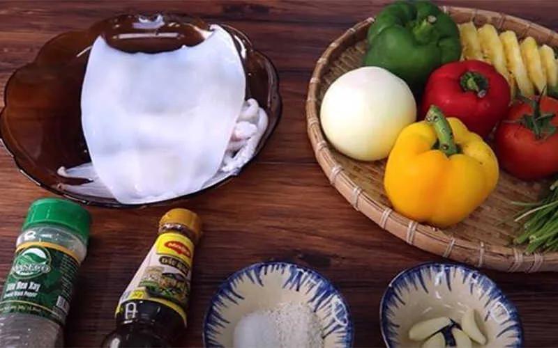 Khám phá món mực một nắng xào chua cay độc đáo, bạn sẽ phải ăn hết cả nồi cơm mà vẫn cảm thấy thòm thèm vì hương vị hấp dẫn không thể cưỡng lại.