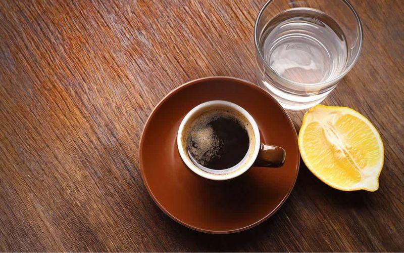 Cà phê pha chanh – liệu sự kết hợp lạ lẫm này có thực sự mang đến những lợi ích sức khỏe như nhiều người vẫn truyền tai?