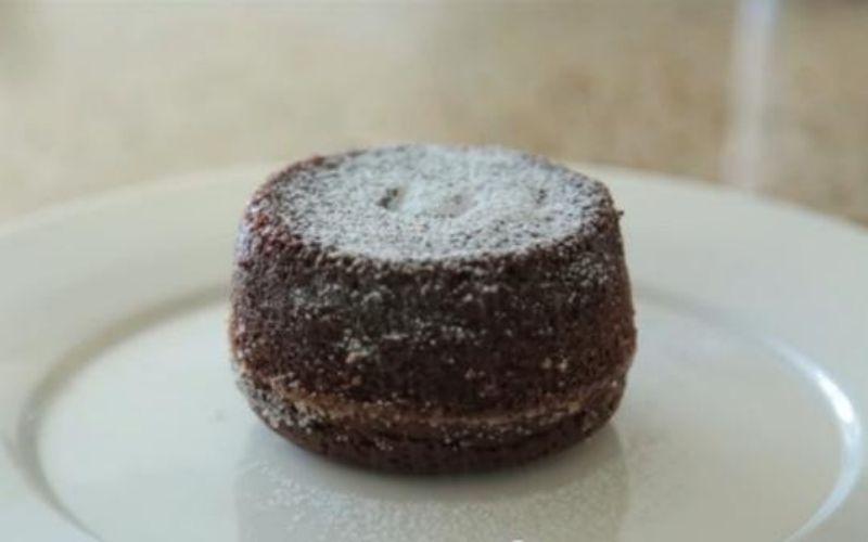 Tự tay làm món bánh choco lava chảy ngọt ngào ngay tại nhà với công thức vô cùng đơn giản.
