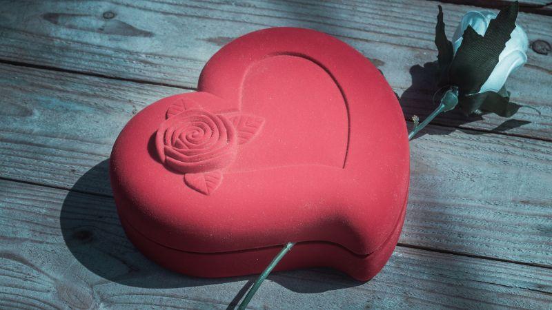 Hơn 50 stt Valentine buồn, caption Lễ Tình Nhân 14/2 đầy tâm trạng, dành cho những trái tim lạc lõng, cô đơn trong dịp lễ này.