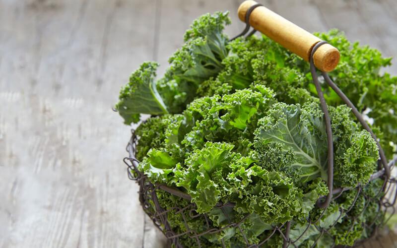 Cải kale và rau chân vịt, loại nào thực sự ưu việt hơn về hương vị và giá trị dinh dưỡng?