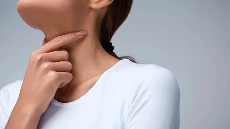 Tại sao có cảm giác vướng cổ họng mà không đau? Liệu có điều gì đáng lo ngại?