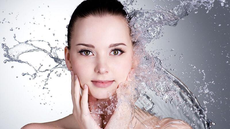 Những lợi ích tuyệt vời từ việc rửa mặt bằng trà xanh