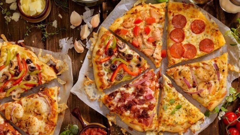 Tại sao bánh pizza hình tròn nhưng luôn được đặt trong hộp vuông?