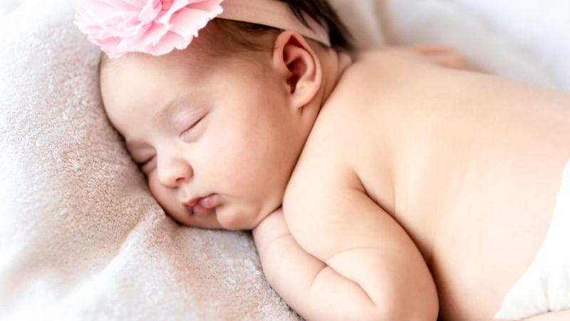Trẻ sơ sinh thở mạnh khi ngủ có phải dấu hiệu nguy hiểm? Ba mẹ nên xử trí thế nào?