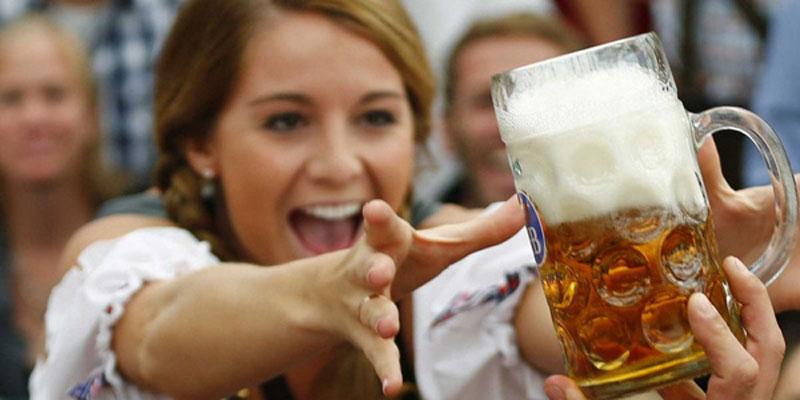 Có nên uống bia sau khi tập luyện không?