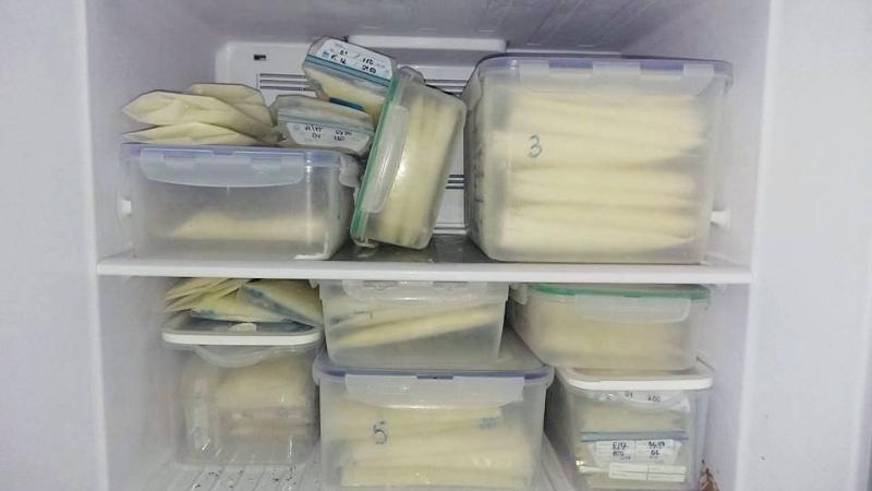 Rã đông sữa mẹ thế nào mới đúng để giữ trọn dưỡng chất cho bé?