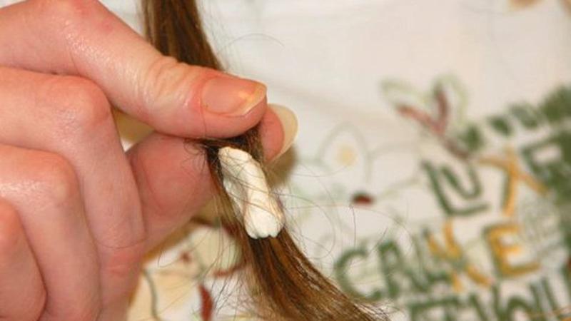Mẹo hữu ích giúp loại bỏ kẹo cao su khỏi tóc