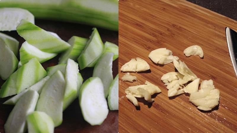 Chỉ mất 10 phút để thưởng thức món mướp xào tỏi dậy mùi thơm nồng nàn.