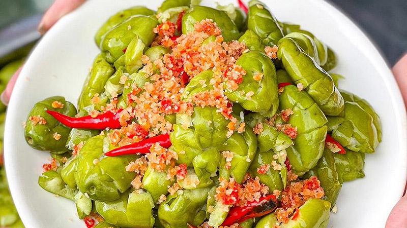 Món cà na muối ớt cay là sự kết hợp hoàn hảo giữa vị chua chua, cay nồng của ớt, mặn mà của muối và ngọt ngào, tạo nên một hương vị đặc biệt khó quên.