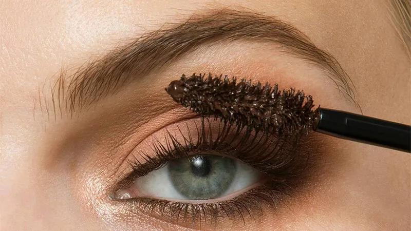Nên chọn mascara màu nâu hay đen? Màu nào mới thật sự phù hợp với bạn?