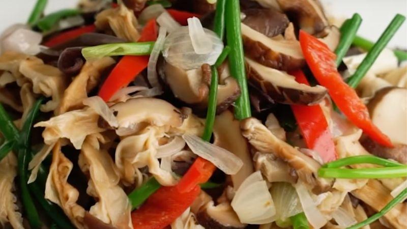 Khám phá cách chế biến măng khô xào chay ngon miệng, khiến ai cũng phải ngạc nhiên và trầm trồ khen ngợi.