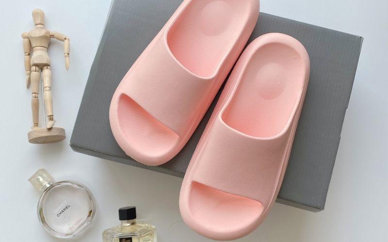 Dép bánh mì là một item thời trang hot hiện nay, với vẻ ngoài dễ thương và năng động, mang đến sự thoải mái cho người diện. Hãy cùng khám phá 10 cách phối đồ sành điệu với dép bánh mì cho phái nữ.