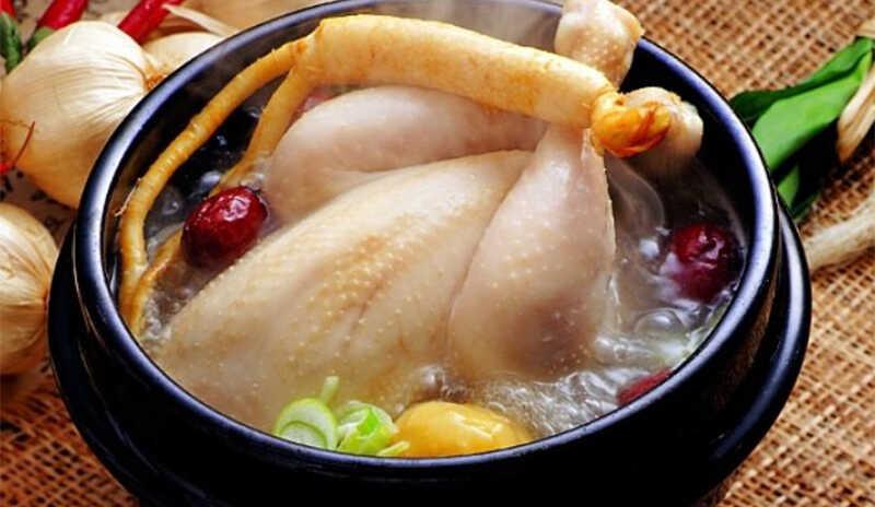 Khám phá 2 công thức nấu gà hầm sâm Hàn Quốc, một món ăn không chỉ thơm ngon mà còn rất bổ dưỡng, sẽ khiến cả gia đình bạn phải mê mẩn.