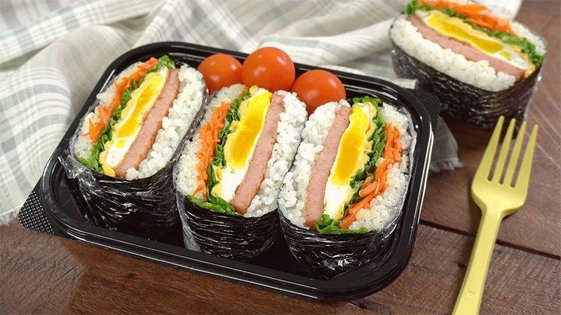 Khám phá cách làm cơm nắm Nhật Bản kiểu sandwich cho bữa sáng đầy năng lượng.