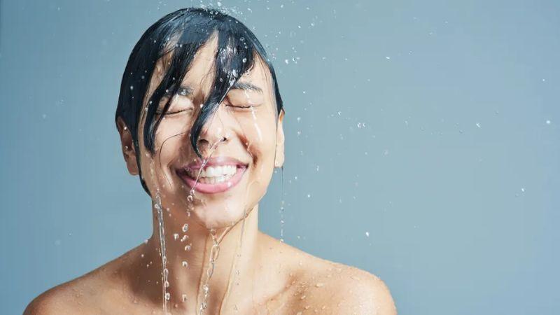 5 lý do tắm nước lạnh vào buổi sáng giúp nâng cao sức khỏe trước giờ làm việc