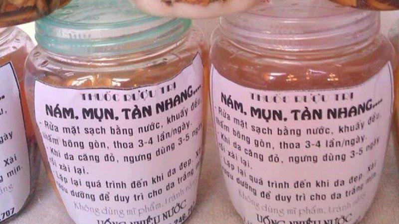Da bị tổn thương, quá trình lão hoá diễn ra nhanh chóng do việc lạm dụng rượu thuốc trị mụn, một sản phẩm đang được bán tràn lan trên mạng.