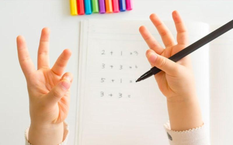Khám phá phương pháp dạy bé học toán Finger Math chỉ với đôi bàn tay đơn giản và hiệu quả.