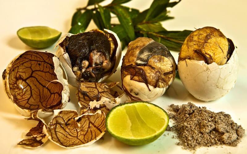 Vì sao lại có thói quen đạp vỏ trứng vịt lộn sau khi ăn?