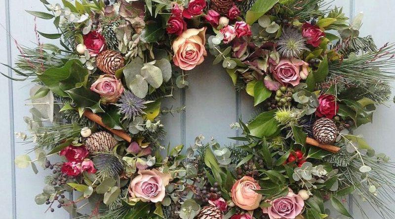 Vòng nguyệt quế Noel, một biểu tượng không thể thiếu trong mùa lễ Giáng Sinh, mang trong mình những giá trị lịch sử và tâm linh đặc biệt. Hãy cùng khám phá nguồn gốc và ý nghĩa sâu sắc của nó trong bài viết dưới đây!