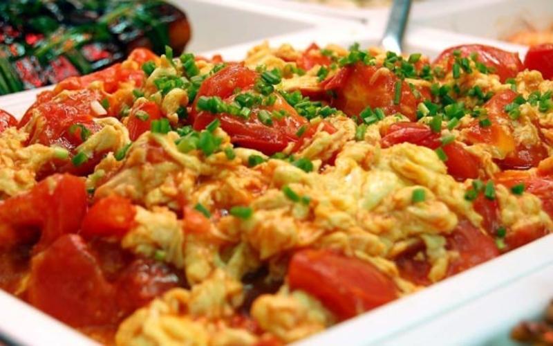 Thử ngay món trứng chiên sốt cà chua đậm đà, hấp dẫn, khiến bữa cơm thêm phần ngon miệng.