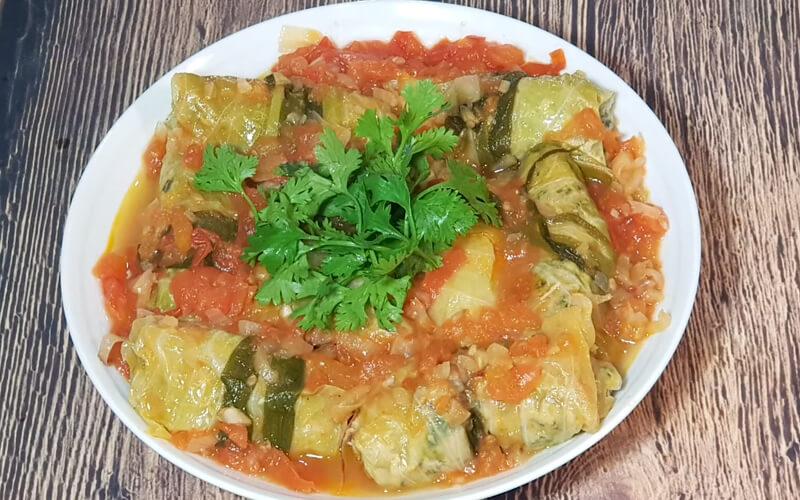 Khám phá cách chế biến bắp cải cuốn thịt sốt cà chua thơm ngon, một món ăn mới lạ giúp làm phong phú bữa ăn gia đình.