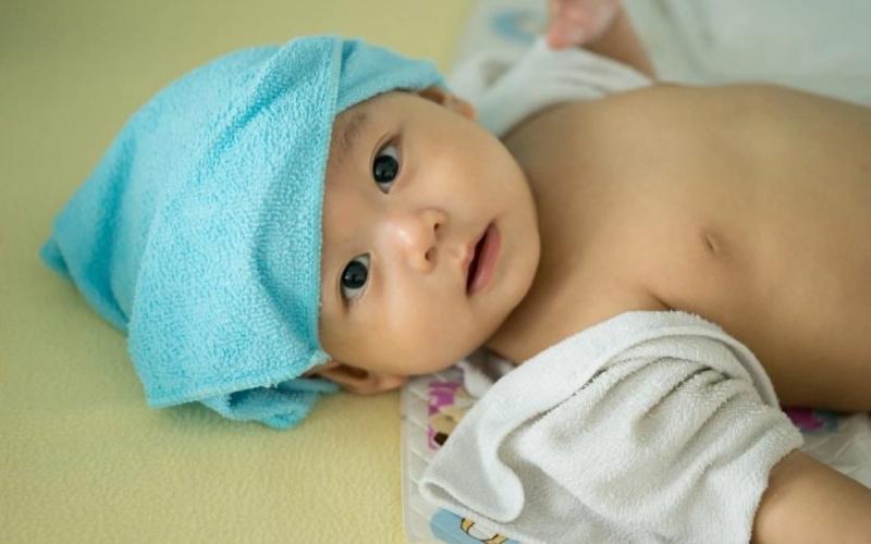 Trẻ bị sốt có nên dùng quạt? Những điều cần lưu ý khi để bé nằm trong phòng quạt mát