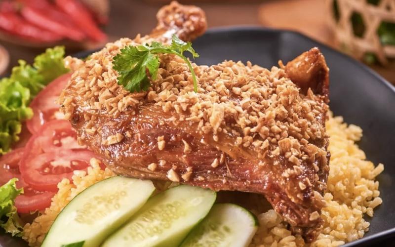 Bật mí cách làm cơm gà xối mỡ giòn rụm hấp dẫn, da giòn tan, thịt mềm ngọt, không hề bị ngấy mỡ